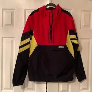 Superdry hoodie, medium and runs big. Colors: navy blue, yellow and red.